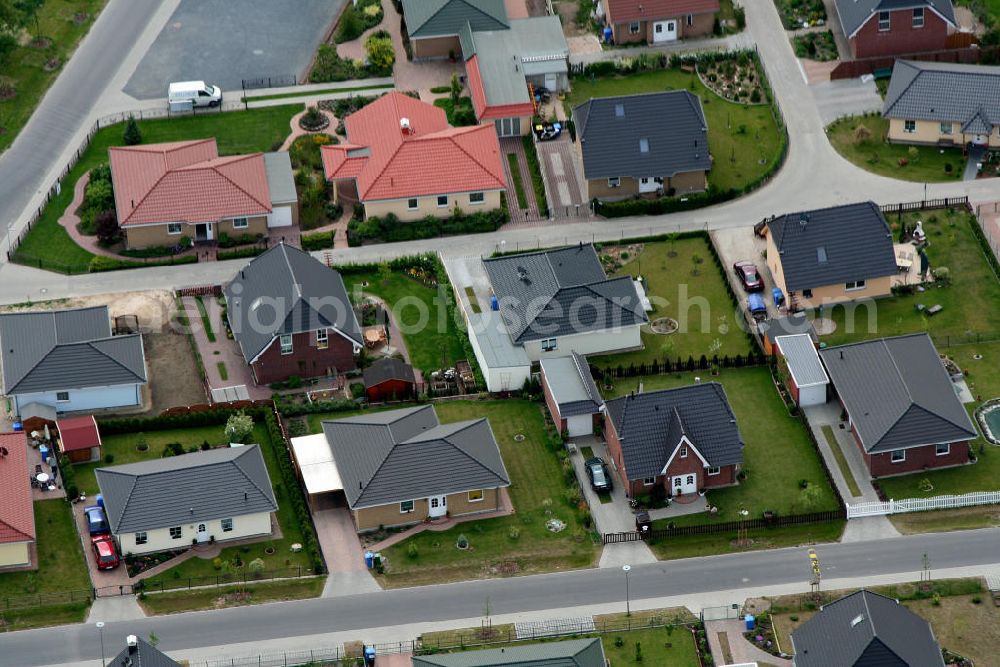 Birkenstrein from the bird's eye view: Blick auf das Einfamilienhaus - Neubauwohngebiet an der Löcknitztalstraße , Märkische , Ruppiner , Barnimer , Lausitzstraße , Spreewaldstraße , Schorfheiderstraße.