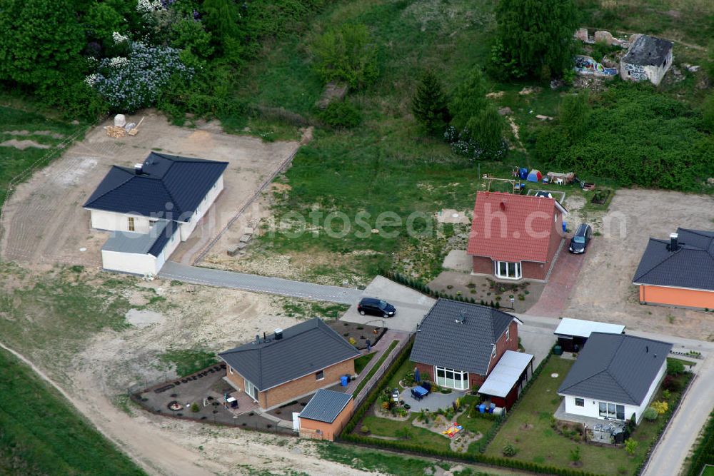 Aerial photograph Birkenstrein - Blick auf das Einfamilienhaus - Neubauwohngebiet an der Löcknitztalstraße , Märkische , Ruppiner , Barnimer , Lausitzstraße , Spreewaldstraße , Schorfheiderstraße.