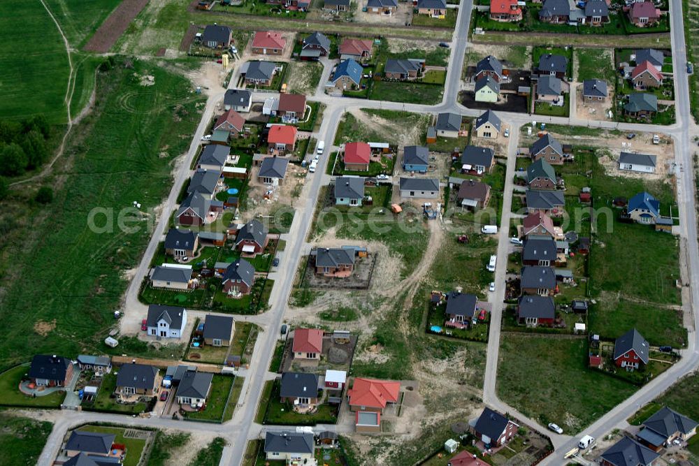 Birkenstrein from the bird's eye view: Blick auf das Einfamilienhaus - Neubauwohngebiet an der Löcknitztalstraße , Märkische , Ruppiner , Barnimer , Lausitzstraße , Spreewaldstraße , Schorfheiderstraße.