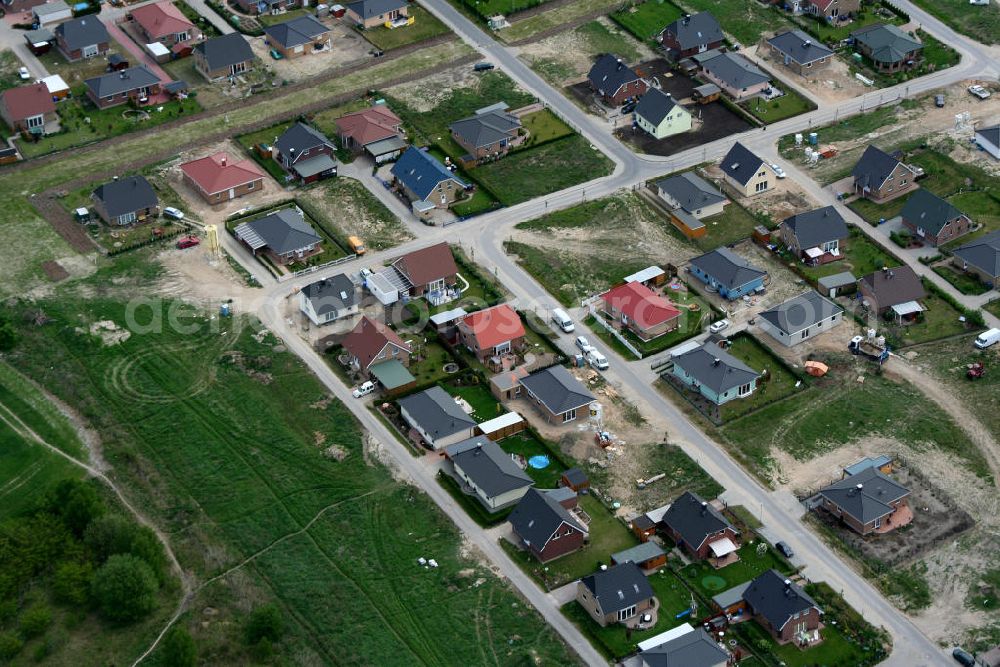 Aerial photograph Birkenstrein - Blick auf das Einfamilienhaus - Neubauwohngebiet an der Löcknitztalstraße , Märkische , Ruppiner , Barnimer , Lausitzstraße , Spreewaldstraße , Schorfheiderstraße.