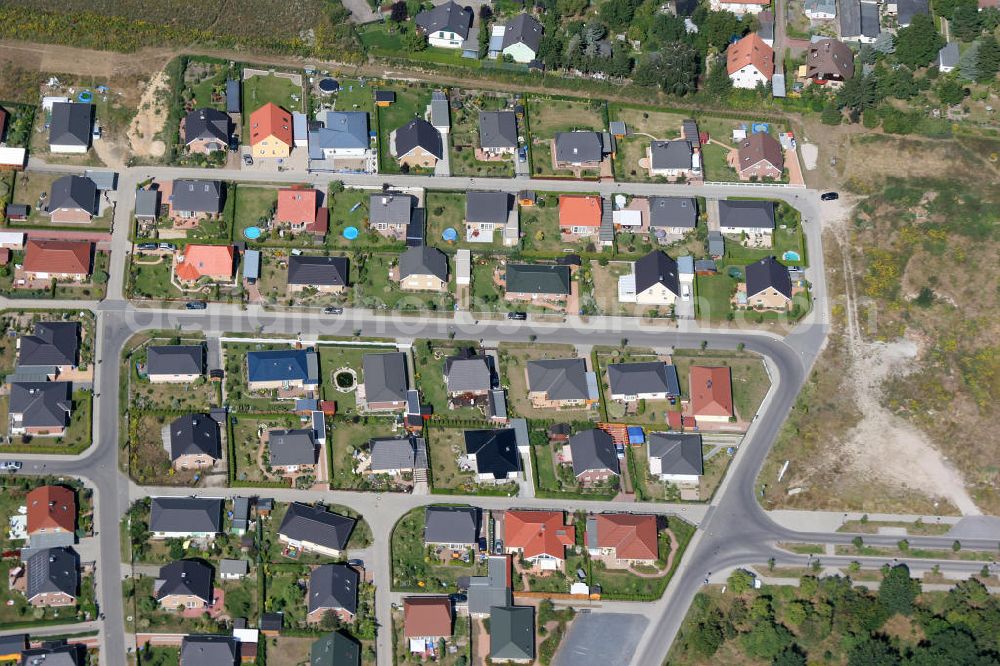 Aerial photograph Birkenstrein - Blick auf das Einfamilienhaus - Neubauwohngebiet an der Löcknitztalstraße , Märkische , Ruppiner , Barnimer , Lausitzstraße , Spreewaldstraße , Schorfheiderstraße.