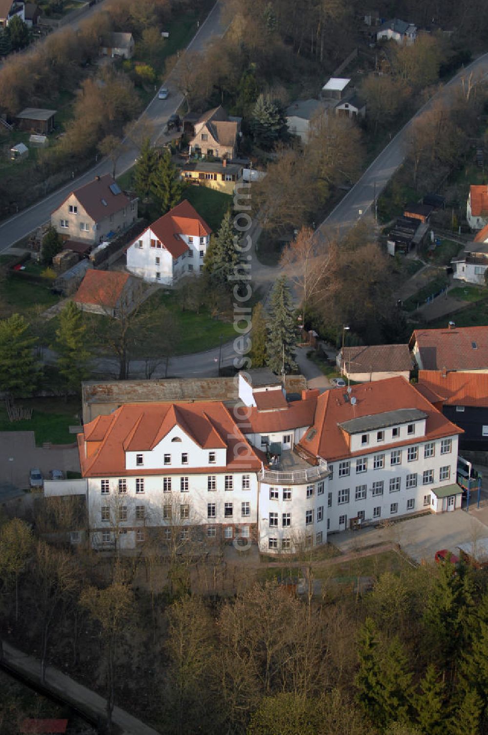 SANGERHAUSEN from above - Blick auf ein Wohnhaus an der Bottchenbachstraße im Ortsteil Wippra von Sangerhausen. Sangerhausen ist eine Stadt im deutschen Bundesland Sachsen-Anhalt. Sie liegt im Südwesten des Bundeslandes an der Grenze zu Thüringen und ist die Kreisstadt des Landkreises Mansfeld-Südharz.Wippra ist ein Stadtteil der Stadt Sangerhausen. Wippra war bis zur Eingemeindung nach Sangerhausen am 1. Januar 2008 eine selbstständige Gemeinde