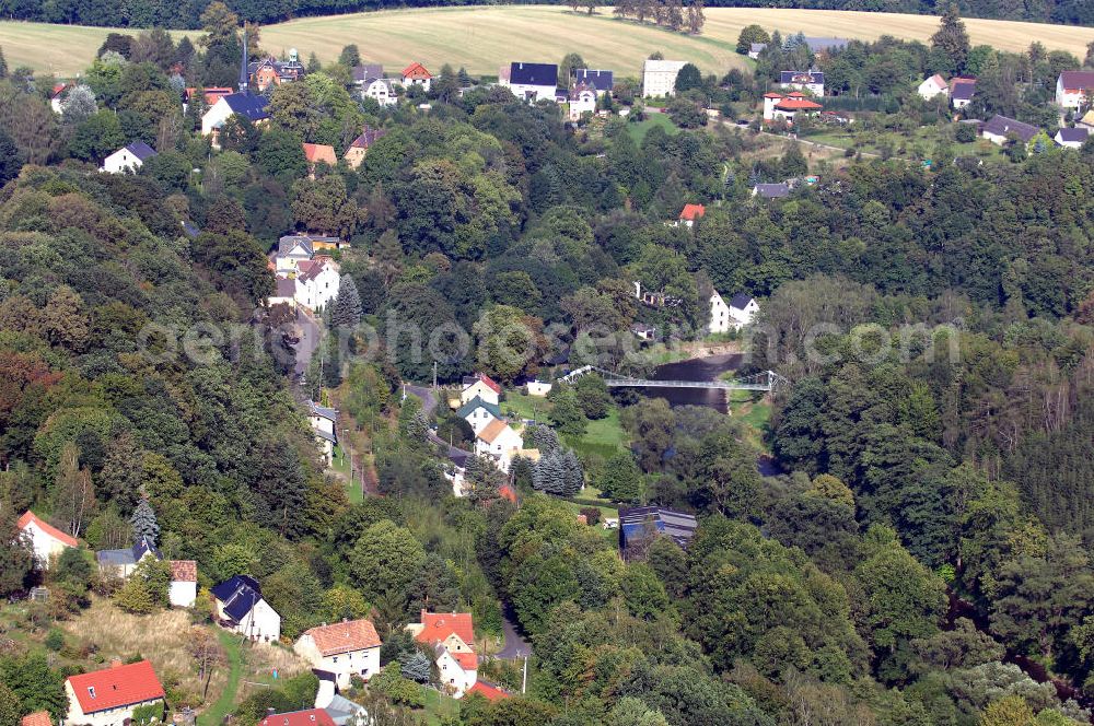 Aerial photograph Lunzenau - Blick über das Wohngebiet an der Brücke Am Waldufer im Stadtteil Rochsburg. Lunzenau ist eine Kleinstadt im Landkreis Mittelsachsen im mittleren Sachsen. Rochsburg ist ein Ortsteil von Lunzenau (Sachsen) mit ca. 500 Einwohnern, im Tal der Zwickauer Mulde etwa 20 km nordwestlich von Chemnitz mit gleichnamiger Burganlage Schloss Rochsburg. Kontakt: Stadtverwaltung Lunzenau, Bürgermeister, Karl-Marx-Straße 1, 09328 Lunzenau, Tel. +49 (0)3 73 83 852 0, Fax +49 (0)3 73 83 852 20, e-mail: info@lunzenau.de