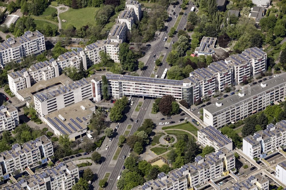 Aerial photograph Berlin - Residential area with residential estates and the Bridge House of the large estate complex High Deck estates along Sonnenallee in the district of Neukoelln in Berlin, Germany