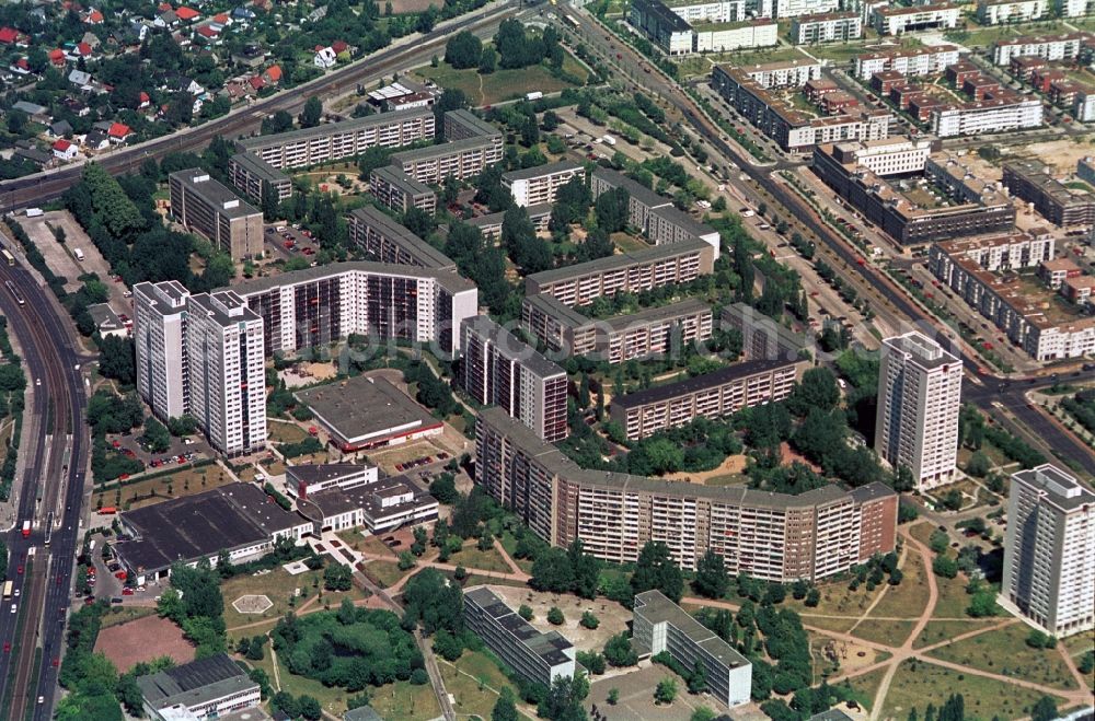 Berlin from above - The residential area Baerenstein road between Blum Bergerdamm and Avenue of cosmonauts in Berlin-Marzahn is erschlosssen well infrastrukurell. Tram-and Buse absorbed for good transport connections. Shopping facilities, kindergartens, schools and a retirement home are within reach. Parks are just minutes away