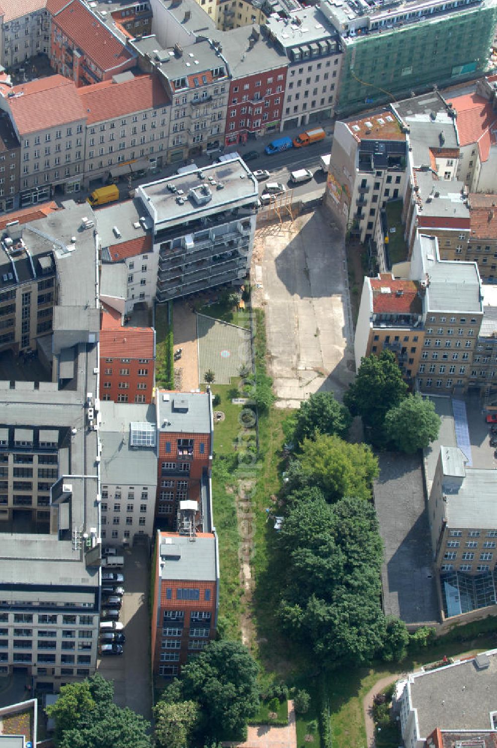 Aerial photograph Berlin - Blick auf das Areal an der Brunnenstrasse 194 in 10119 Berlin, einer Immobilie der PTS Holdings GmbH & Co.KG. View of the area at the Fountain Street 194 in 10119 Berlin, a property of PTS Holdings GmbH & Co. KG