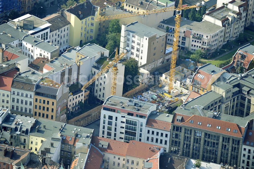 Aerial photograph Berlin Mitte - Blick auf das Wohnneubauprojekt City Gardens an der Brunnenstrasse 194 in 10119 Berlin, einer Immobilie der PTS Holdings GmbH & Co.KG. Neu gebaut werden durch die ZÜBLIN AG drei Häuser mit insgesamt 32 Wohnungen mit gemeinsamen Untergeschoss mit Tiefgarage, das über die Grundfläche der aufragenden Gebäude hinaus geht und Platz für PKW- und Fahrrad-Stellplätze, Technik- und Abstellflächen bietet. View of the area at the Fountain Street 194 in 10119 Berlin, a property of PTS Holdings GmbH & Co. KG.