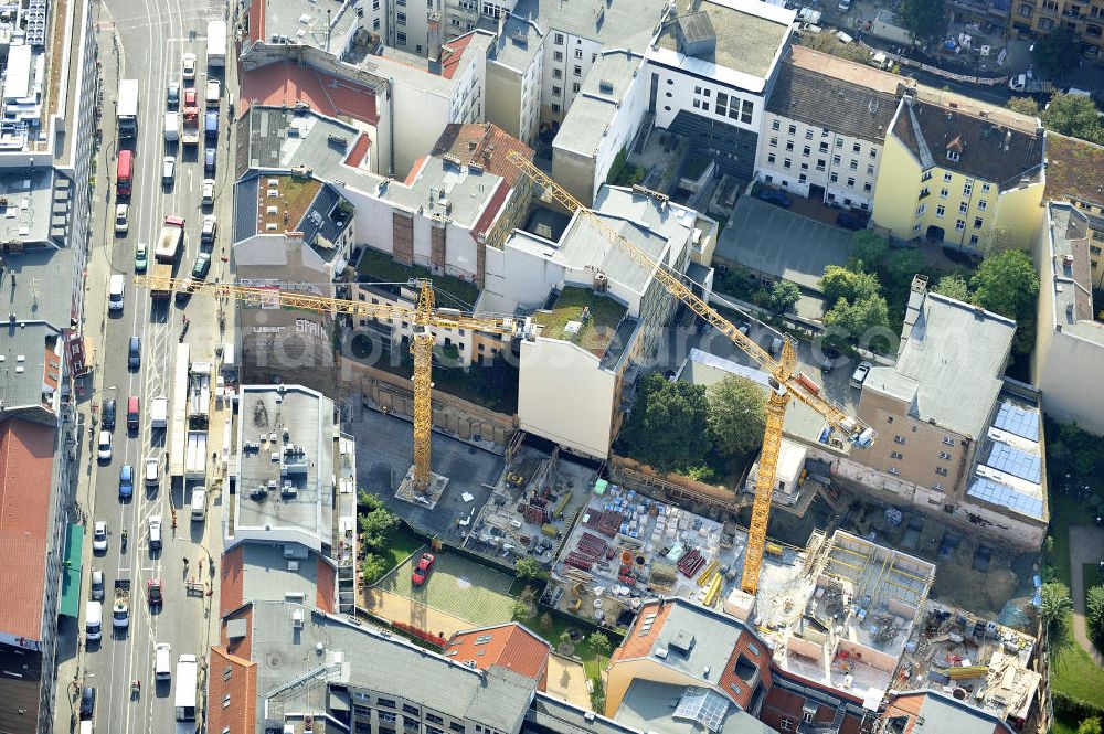 Berlin Mitte from above - Blick auf das Wohnneubauprojekt City Gardens an der Brunnenstrasse 194 in 10119 Berlin, einer Immobilie der PTS Holdings GmbH & Co.KG. Neu gebaut werden durch die ZÜBLIN AG drei Häuser mit insgesamt 32 Wohnungen mit gemeinsamen Untergeschoss mit Tiefgarage, das über die Grundfläche der aufragenden Gebäude hinaus geht und Platz für PKW- und Fahrrad-Stellplätze, Technik- und Abstellflächen bietet. View of the area at the Fountain Street 194 in 10119 Berlin, a property of PTS Holdings GmbH & Co. KG.