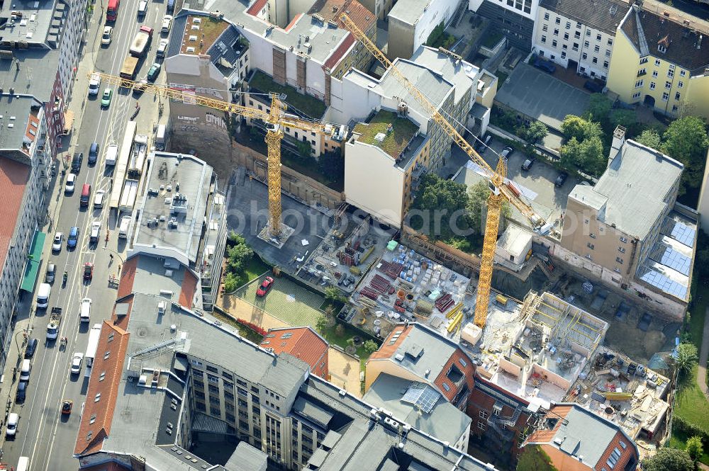 Berlin Mitte from the bird's eye view: Blick auf das Wohnneubauprojekt City Gardens an der Brunnenstrasse 194 in 10119 Berlin, einer Immobilie der PTS Holdings GmbH & Co.KG. Neu gebaut werden durch die ZÜBLIN AG drei Häuser mit insgesamt 32 Wohnungen mit gemeinsamen Untergeschoss mit Tiefgarage, das über die Grundfläche der aufragenden Gebäude hinaus geht und Platz für PKW- und Fahrrad-Stellplätze, Technik- und Abstellflächen bietet. View of the area at the Fountain Street 194 in 10119 Berlin, a property of PTS Holdings GmbH & Co. KG.