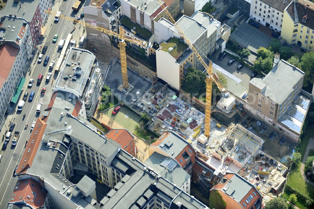 Aerial image Berlin Mitte - Blick auf das Wohnneubauprojekt City Gardens an der Brunnenstrasse 194 in 10119 Berlin, einer Immobilie der PTS Holdings GmbH & Co.KG. Neu gebaut werden durch die ZÜBLIN AG drei Häuser mit insgesamt 32 Wohnungen mit gemeinsamen Untergeschoss mit Tiefgarage, das über die Grundfläche der aufragenden Gebäude hinaus geht und Platz für PKW- und Fahrrad-Stellplätze, Technik- und Abstellflächen bietet. View of the area at the Fountain Street 194 in 10119 Berlin, a property of PTS Holdings GmbH & Co. KG.