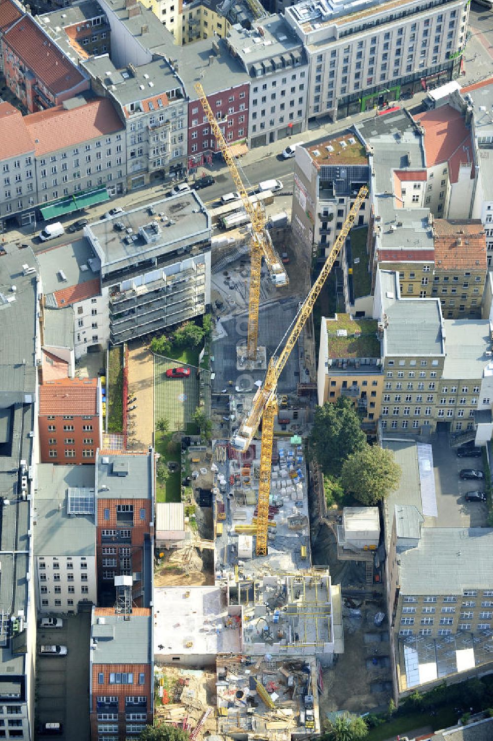 Aerial photograph Berlin Mitte - Blick auf das Wohnneubauprojekt City Gardens an der Brunnenstrasse 194 in 10119 Berlin, einer Immobilie der PTS Holdings GmbH & Co.KG. Neu gebaut werden durch die ZÜBLIN AG drei Häuser mit insgesamt 32 Wohnungen mit gemeinsamen Untergeschoss mit Tiefgarage, das über die Grundfläche der aufragenden Gebäude hinaus geht und Platz für PKW- und Fahrrad-Stellplätze, Technik- und Abstellflächen bietet. View of the area at the Fountain Street 194 in 10119 Berlin, a property of PTS Holdings GmbH & Co. KG.