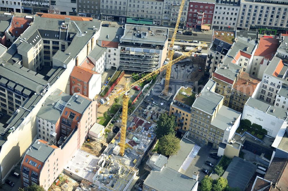 Berlin Mitte from above - Blick auf das Wohnneubauprojekt City Gardens an der Brunnenstrasse 194 in 10119 Berlin, einer Immobilie der PTS Holdings GmbH & Co.KG. Neu gebaut werden durch die ZÜBLIN AG drei Häuser mit insgesamt 32 Wohnungen mit gemeinsamen Untergeschoss mit Tiefgarage, das über die Grundfläche der aufragenden Gebäude hinaus geht und Platz für PKW- und Fahrrad-Stellplätze, Technik- und Abstellflächen bietet. View of the area at the Fountain Street 194 in 10119 Berlin, a property of PTS Holdings GmbH & Co. KG.