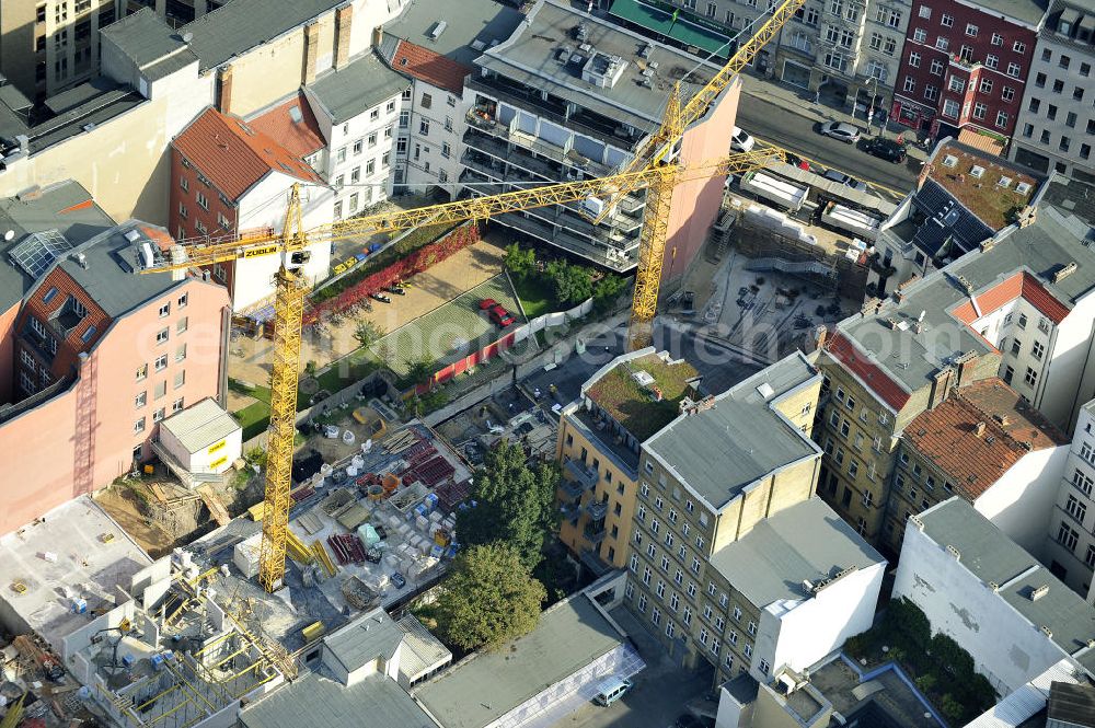 Berlin Mitte from the bird's eye view: Blick auf das Wohnneubauprojekt City Gardens an der Brunnenstrasse 194 in 10119 Berlin, einer Immobilie der PTS Holdings GmbH & Co.KG. Neu gebaut werden durch die ZÜBLIN AG drei Häuser mit insgesamt 32 Wohnungen mit gemeinsamen Untergeschoss mit Tiefgarage, das über die Grundfläche der aufragenden Gebäude hinaus geht und Platz für PKW- und Fahrrad-Stellplätze, Technik- und Abstellflächen bietet. View of the area at the Fountain Street 194 in 10119 Berlin, a property of PTS Holdings GmbH & Co. KG.