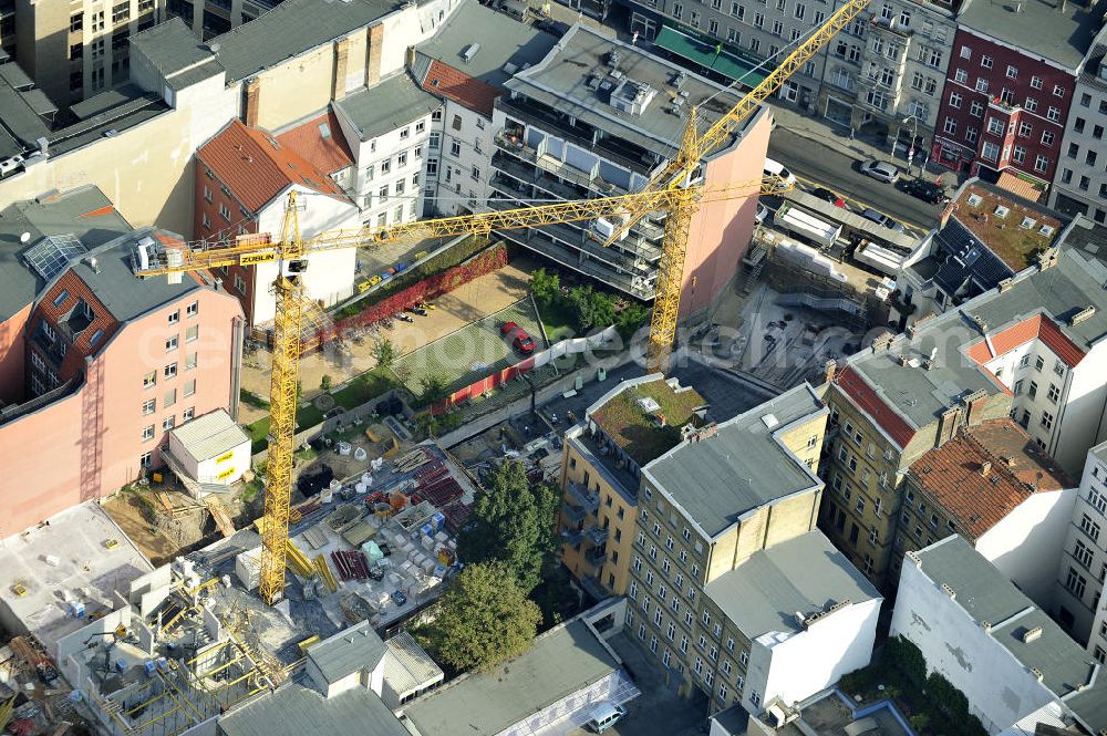 Aerial image Berlin Mitte - Blick auf das Wohnneubauprojekt City Gardens an der Brunnenstrasse 194 in 10119 Berlin, einer Immobilie der PTS Holdings GmbH & Co.KG. Neu gebaut werden durch die ZÜBLIN AG drei Häuser mit insgesamt 32 Wohnungen mit gemeinsamen Untergeschoss mit Tiefgarage, das über die Grundfläche der aufragenden Gebäude hinaus geht und Platz für PKW- und Fahrrad-Stellplätze, Technik- und Abstellflächen bietet. View of the area at the Fountain Street 194 in 10119 Berlin, a property of PTS Holdings GmbH & Co. KG.