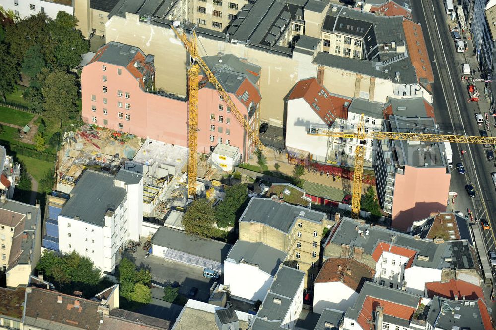 Berlin Mitte from above - Blick auf das Wohnneubauprojekt City Gardens an der Brunnenstrasse 194 in 10119 Berlin, einer Immobilie der PTS Holdings GmbH & Co.KG. Neu gebaut werden durch die ZÜBLIN AG drei Häuser mit insgesamt 32 Wohnungen mit gemeinsamen Untergeschoss mit Tiefgarage, das über die Grundfläche der aufragenden Gebäude hinaus geht und Platz für PKW- und Fahrrad-Stellplätze, Technik- und Abstellflächen bietet. View of the area at the Fountain Street 194 in 10119 Berlin, a property of PTS Holdings GmbH & Co. KG.