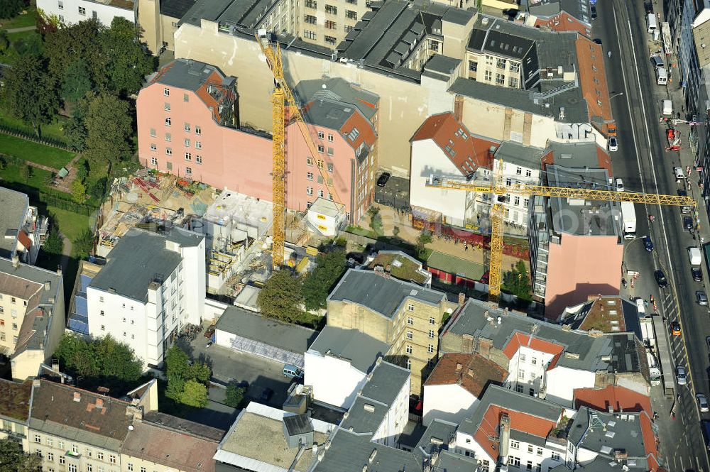 Berlin Mitte from the bird's eye view: Blick auf das Wohnneubauprojekt City Gardens an der Brunnenstrasse 194 in 10119 Berlin, einer Immobilie der PTS Holdings GmbH & Co.KG. Neu gebaut werden durch die ZÜBLIN AG drei Häuser mit insgesamt 32 Wohnungen mit gemeinsamen Untergeschoss mit Tiefgarage, das über die Grundfläche der aufragenden Gebäude hinaus geht und Platz für PKW- und Fahrrad-Stellplätze, Technik- und Abstellflächen bietet. View of the area at the Fountain Street 194 in 10119 Berlin, a property of PTS Holdings GmbH & Co. KG.