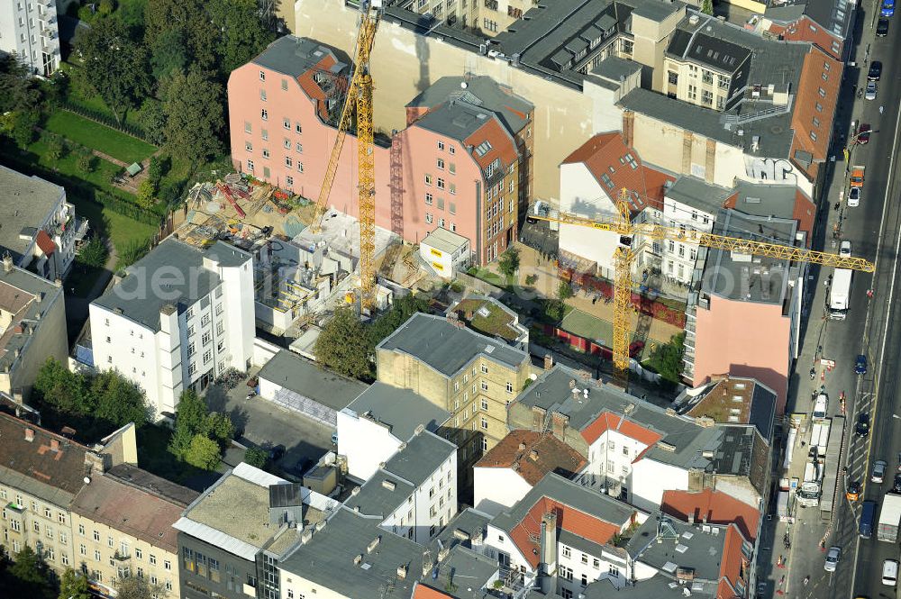 Aerial image Berlin Mitte - Blick auf das Wohnneubauprojekt City Gardens an der Brunnenstrasse 194 in 10119 Berlin, einer Immobilie der PTS Holdings GmbH & Co.KG. Neu gebaut werden durch die ZÜBLIN AG drei Häuser mit insgesamt 32 Wohnungen mit gemeinsamen Untergeschoss mit Tiefgarage, das über die Grundfläche der aufragenden Gebäude hinaus geht und Platz für PKW- und Fahrrad-Stellplätze, Technik- und Abstellflächen bietet. View of the area at the Fountain Street 194 in 10119 Berlin, a property of PTS Holdings GmbH & Co. KG.