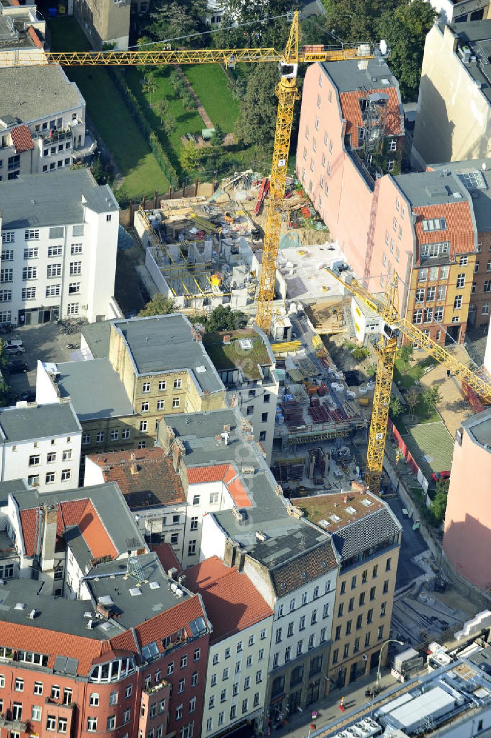 Berlin Mitte from above - Blick auf das Wohnneubauprojekt City Gardens an der Brunnenstrasse 194 in 10119 Berlin, einer Immobilie der PTS Holdings GmbH & Co.KG. Neu gebaut werden durch die ZÜBLIN AG drei Häuser mit insgesamt 32 Wohnungen mit gemeinsamen Untergeschoss mit Tiefgarage, das über die Grundfläche der aufragenden Gebäude hinaus geht und Platz für PKW- und Fahrrad-Stellplätze, Technik- und Abstellflächen bietet. View of the area at the Fountain Street 194 in 10119 Berlin, a property of PTS Holdings GmbH & Co. KG.