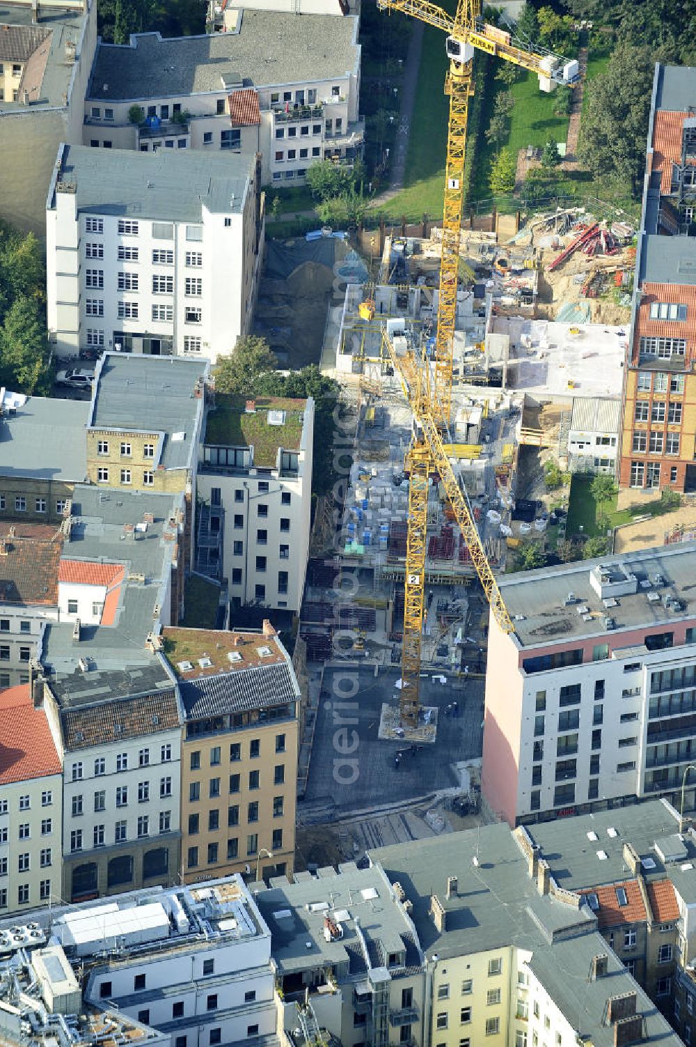 Berlin Mitte from the bird's eye view: Blick auf das Wohnneubauprojekt City Gardens an der Brunnenstrasse 194 in 10119 Berlin, einer Immobilie der PTS Holdings GmbH & Co.KG. Neu gebaut werden durch die ZÜBLIN AG drei Häuser mit insgesamt 32 Wohnungen mit gemeinsamen Untergeschoss mit Tiefgarage, das über die Grundfläche der aufragenden Gebäude hinaus geht und Platz für PKW- und Fahrrad-Stellplätze, Technik- und Abstellflächen bietet. View of the area at the Fountain Street 194 in 10119 Berlin, a property of PTS Holdings GmbH & Co. KG.