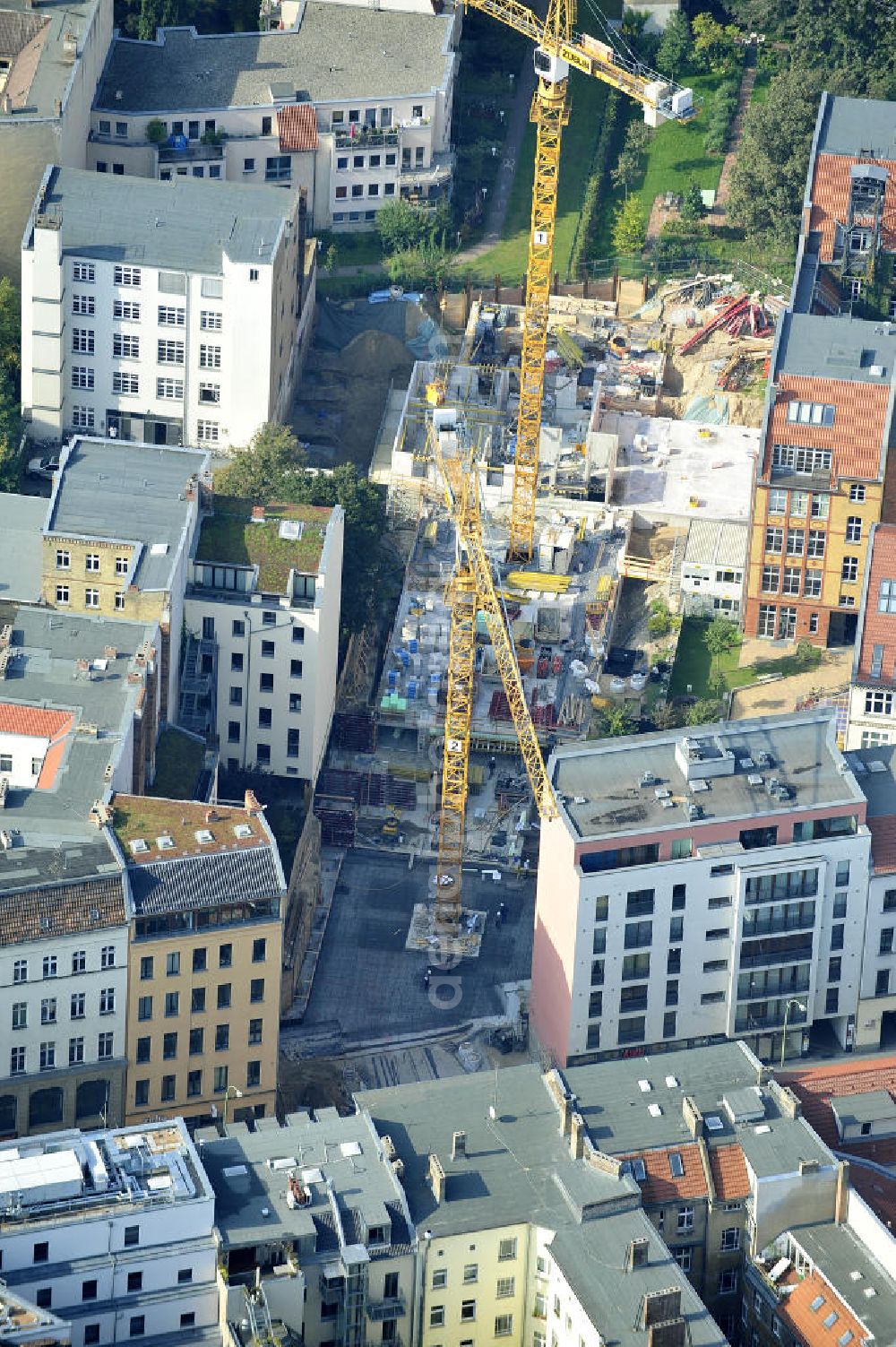 Aerial image Berlin Mitte - Blick auf das Wohnneubauprojekt City Gardens an der Brunnenstrasse 194 in 10119 Berlin, einer Immobilie der PTS Holdings GmbH & Co.KG. Neu gebaut werden durch die ZÜBLIN AG drei Häuser mit insgesamt 32 Wohnungen mit gemeinsamen Untergeschoss mit Tiefgarage, das über die Grundfläche der aufragenden Gebäude hinaus geht und Platz für PKW- und Fahrrad-Stellplätze, Technik- und Abstellflächen bietet. View of the area at the Fountain Street 194 in 10119 Berlin, a property of PTS Holdings GmbH & Co. KG.