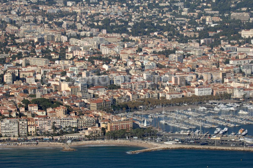 Cannes from the bird's eye view: Blick auf den Hafen am Quai Saint-Pierre in Cannes und der Palais des Festivals et des Congrès Cannes. Cannes ist eine Stadt mit ca. 70.200 Einwohnern (2006) in Südfrankreich an der Cote d' Azur im Département Alpes-Maritimes. Kontakt: Palais des Festivals et des Congrès de Cannes, 06403 Cannes, Tel. +33 (0)4 93 39 01 01, Fax +33 (0)4 93 99 37 34,