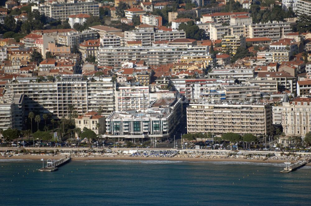 Cannes from above - Blick auf ein Wohngebiet in Cannes und das Hotel Majestic Cannes Barrière. Cannes ist eine Stadt mit ca. 70.200 Einwohnern (2006) in Südfrankreich an der Cote d' Azur im Département Alpes-Maritimes. Kontakt: Hotel Majestic Cannes Barrière, La Croisette 10, 06408 Cannes, Tel. +33 (0)4 92 98 77 00, Fax +33 (0)4 93 98 97 90, e-mail: majestic@lucienbarriere.com