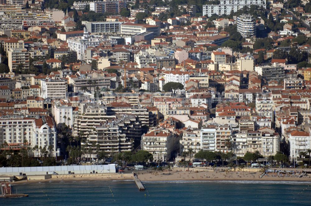 Cannes from the bird's eye view: Blick auf ein Wohngebiet in Cannes und das Hotel Majestic Cannes Barrière. Cannes ist eine Stadt mit ca. 70.200 Einwohnern (2006) in Südfrankreich an der Cote d' Azur im Département Alpes-Maritimes. Kontakt: Hotel Majestic Cannes Barrière, La Croisette 10, 06408 Cannes, Tel. +33 (0)4 92 98 77 00, Fax +33 (0)4 93 98 97 90, e-mail: majestic@lucienbarriere.com