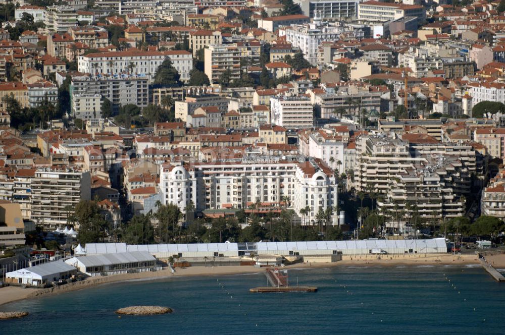 Aerial image Cannes - Blick auf ein Wohngebiet in Cannes und das Hotel Majestic Cannes Barrière. Cannes ist eine Stadt mit ca. 70.200 Einwohnern (2006) in Südfrankreich an der Cote d' Azur im Département Alpes-Maritimes. Kontakt: Hotel Majestic Cannes Barrière, La Croisette 10, 06408 Cannes, Tel. +33 (0)4 92 98 77 00, Fax +33 (0)4 93 98 97 90, e-mail: majestic@lucienbarriere.com