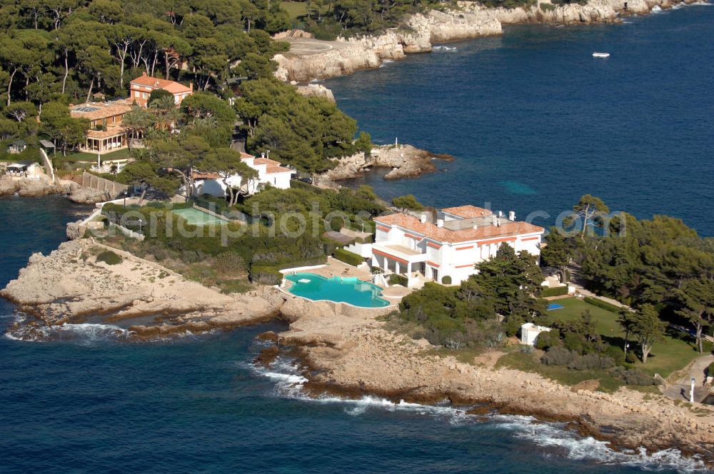 Aerial image Antibes - Blick auf ein Wohngebiet am Cap d' Antibes und auf den Stadtteil Juan-les-Pins von Antibes. Juan-les-Pins ist ein Seebad an der Cote d' Azur. Der Ort gehört zur Stadt Antibes und liegt im Département Alpes-Maritimes in der Région Provence-Alpes-Cote d' Azur. Die Gemeinde hat zusammen mit Antibes etwa 74.000 Einwohner und nennt sich offiziell Antibes Juan-les-Pins. Nach Nizza sind es etwa 20 Kilometer und nach Cannes gut zwölf Kilometer.