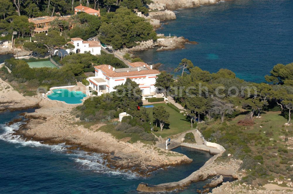 Antibes from above - Blick auf ein Wohngebiet am Cap d' Antibes und auf den Stadtteil Juan-les-Pins von Antibes. Juan-les-Pins ist ein Seebad an der Cote d' Azur. Der Ort gehört zur Stadt Antibes und liegt im Département Alpes-Maritimes in der Région Provence-Alpes-Cote d' Azur. Die Gemeinde hat zusammen mit Antibes etwa 74.000 Einwohner und nennt sich offiziell Antibes Juan-les-Pins. Nach Nizza sind es etwa 20 Kilometer und nach Cannes gut zwölf Kilometer.