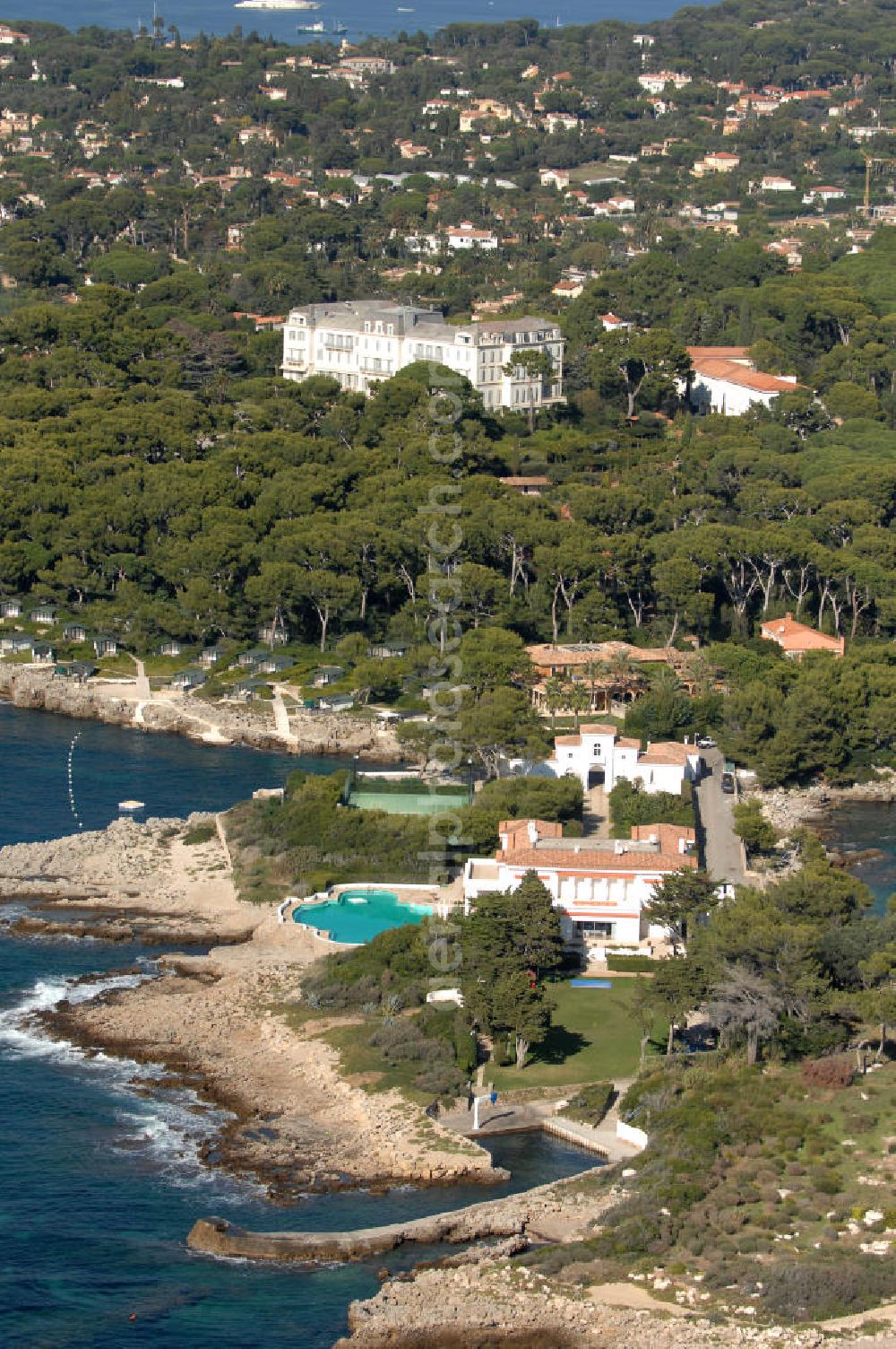 Antibes from the bird's eye view: Blick auf ein Wohngebiet am Cap d' Antibes und auf den Stadtteil Juan-les-Pins von Antibes. Juan-les-Pins ist ein Seebad an der Cote d' Azur. Der Ort gehört zur Stadt Antibes und liegt im Département Alpes-Maritimes in der Région Provence-Alpes-Cote d' Azur. Die Gemeinde hat zusammen mit Antibes etwa 74.000 Einwohner und nennt sich offiziell Antibes Juan-les-Pins. Nach Nizza sind es etwa 20 Kilometer und nach Cannes gut zwölf Kilometer.