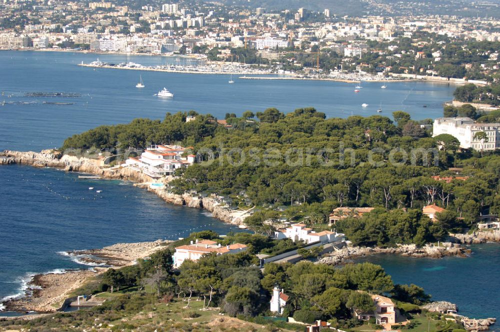 Aerial photograph Antibes - Blick auf ein Wohngebiet am Cap d' Antibes und auf den Stadtteil Juan-les-Pins von Antibes. Juan-les-Pins ist ein Seebad an der Cote d' Azur. Der Ort gehört zur Stadt Antibes und liegt im Département Alpes-Maritimes in der Région Provence-Alpes-Cote d' Azur. Die Gemeinde hat zusammen mit Antibes etwa 74.000 Einwohner und nennt sich offiziell Antibes Juan-les-Pins. Nach Nizza sind es etwa 20 Kilometer und nach Cannes gut zwölf Kilometer.