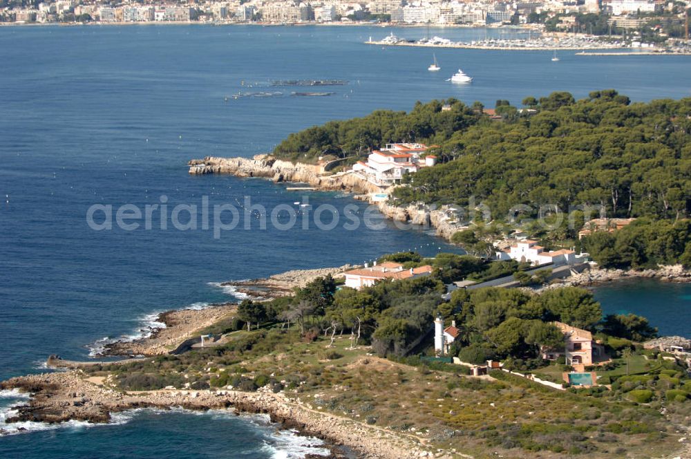 Antibes from above - Blick auf ein Wohngebiet am Cap d' Antibes und auf den Stadtteil Juan-les-Pins von Antibes. Juan-les-Pins ist ein Seebad an der Cote d' Azur. Der Ort gehört zur Stadt Antibes und liegt im Département Alpes-Maritimes in der Région Provence-Alpes-Cote d' Azur. Die Gemeinde hat zusammen mit Antibes etwa 74.000 Einwohner und nennt sich offiziell Antibes Juan-les-Pins. Nach Nizza sind es etwa 20 Kilometer und nach Cannes gut zwölf Kilometer.