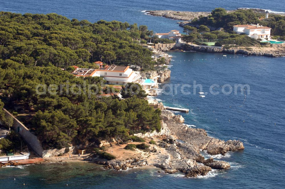 Antibes from above - Blick auf ein Wohngebiet am Cap d' Antibes im Stadtteil Juan-les-Pins von Antibes. Juan-les-Pins ist ein Seebad an der Cote d' Azur. Der Ort gehört zur Stadt Antibes und liegt im Département Alpes-Maritimes in der Région Provence-Alpes-Cote d' Azur. Die Gemeinde hat zusammen mit Antibes etwa 74.000 Einwohner und nennt sich offiziell Antibes Juan-les-Pins. Nach Nizza sind es etwa 20 Kilometer und nach Cannes gut zwölf Kilometer.