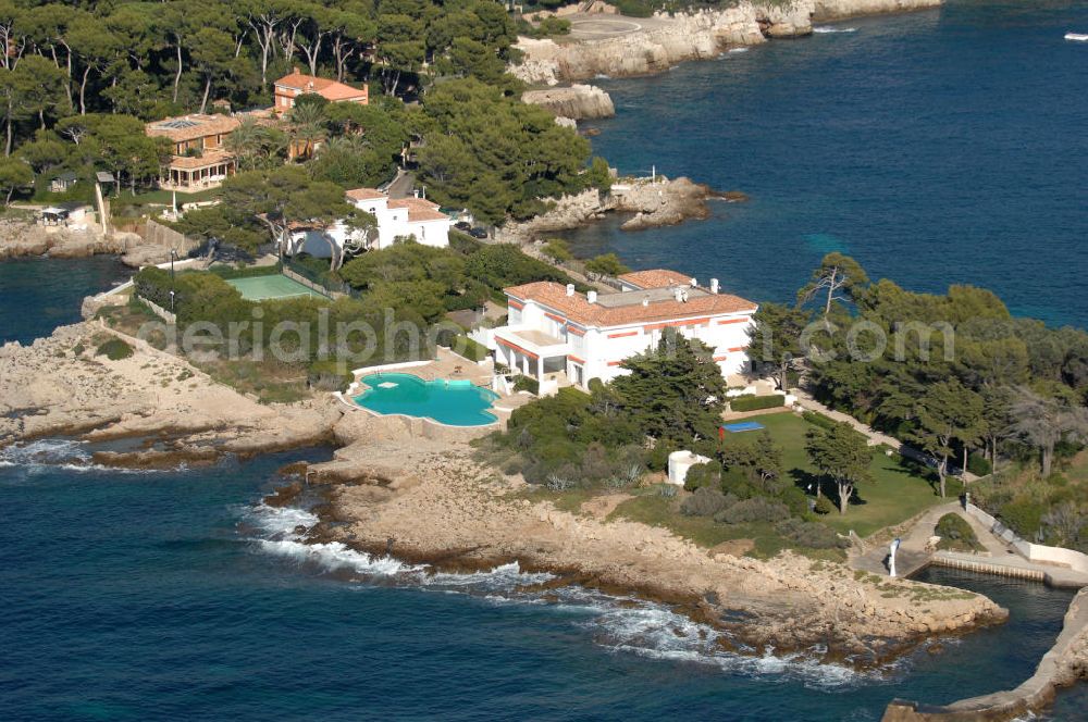 Aerial photograph Antibes - Blick auf ein Wohngebiet am Cap d' Antibes und auf den Stadtteil Juan-les-Pins von Antibes. Juan-les-Pins ist ein Seebad an der Cote d' Azur. Der Ort gehört zur Stadt Antibes und liegt im Département Alpes-Maritimes in der Région Provence-Alpes-Cote d' Azur. Die Gemeinde hat zusammen mit Antibes etwa 74.000 Einwohner und nennt sich offiziell Antibes Juan-les-Pins. Nach Nizza sind es etwa 20 Kilometer und nach Cannes gut zwölf Kilometer.