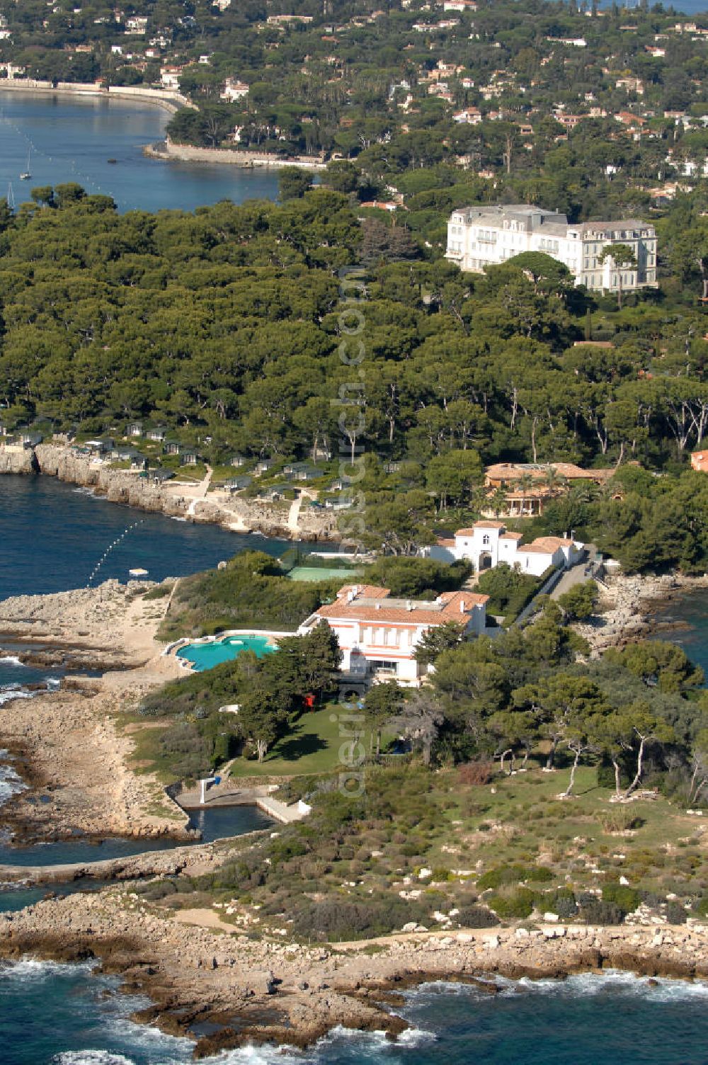 Aerial image Antibes - Blick auf ein Wohngebiet am Cap d' Antibes und auf den Stadtteil Juan-les-Pins von Antibes. Juan-les-Pins ist ein Seebad an der Cote d' Azur. Der Ort gehört zur Stadt Antibes und liegt im Département Alpes-Maritimes in der Région Provence-Alpes-Cote d' Azur. Die Gemeinde hat zusammen mit Antibes etwa 74.000 Einwohner und nennt sich offiziell Antibes Juan-les-Pins. Nach Nizza sind es etwa 20 Kilometer und nach Cannes gut zwölf Kilometer.