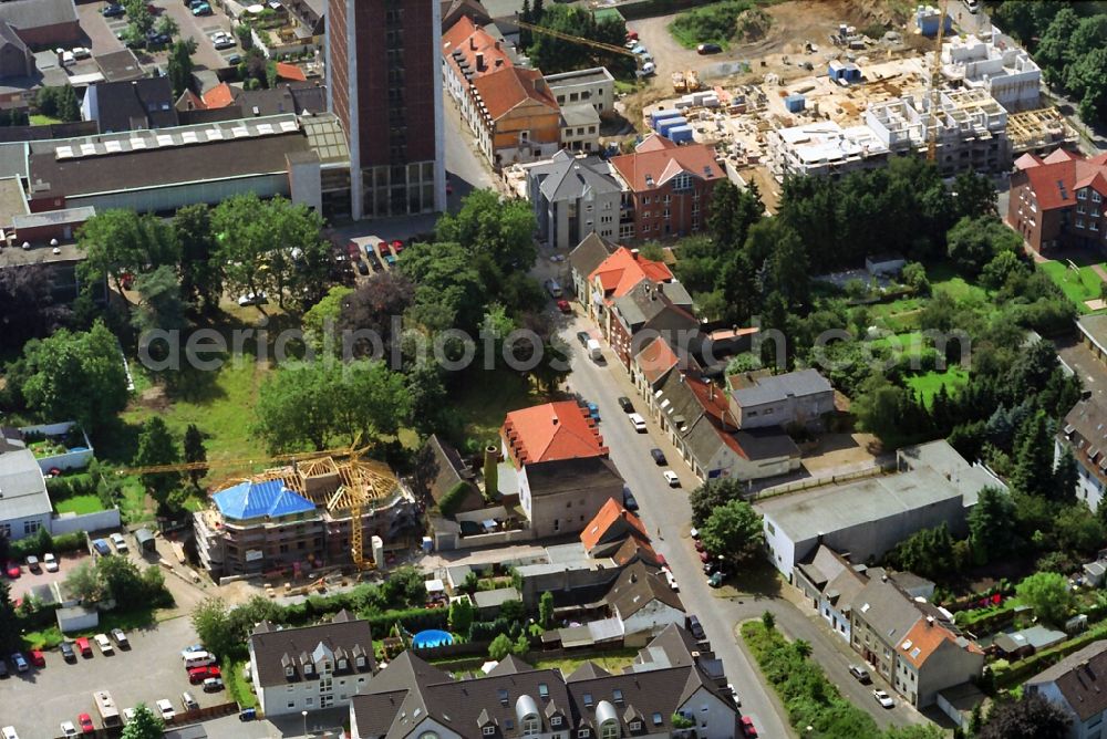 Rheinberg from the bird's eye view: View of construction works for a residential area and the former warehouse highrise of the spirits company Underberg Kraeuterturm in Rheinberg in the state North Rhine-Westphalia. The skyscraper at Kamper Strasse is landmarked as an industrial monument and is today being remodeled as as four-star Atlanta Hotel by the A.Real Estate GmbH