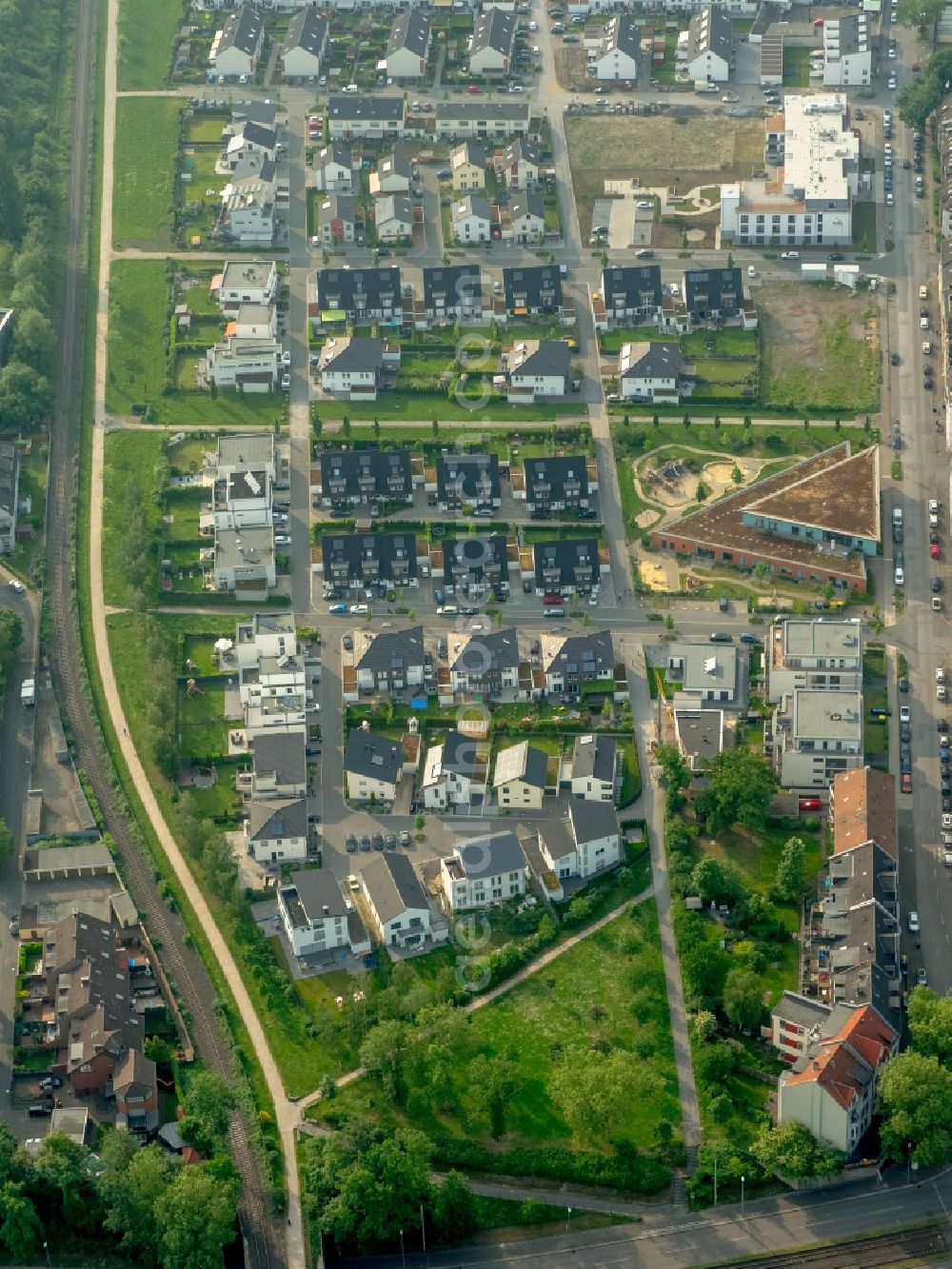 Gelsenkirchen from the bird's eye view: Single-family and multi-family residential area of settlement along Hainbuchenstrasse and Haselbaumstrasse in Gelsenkirchen in the state North Rhine-Westphalia, Germany