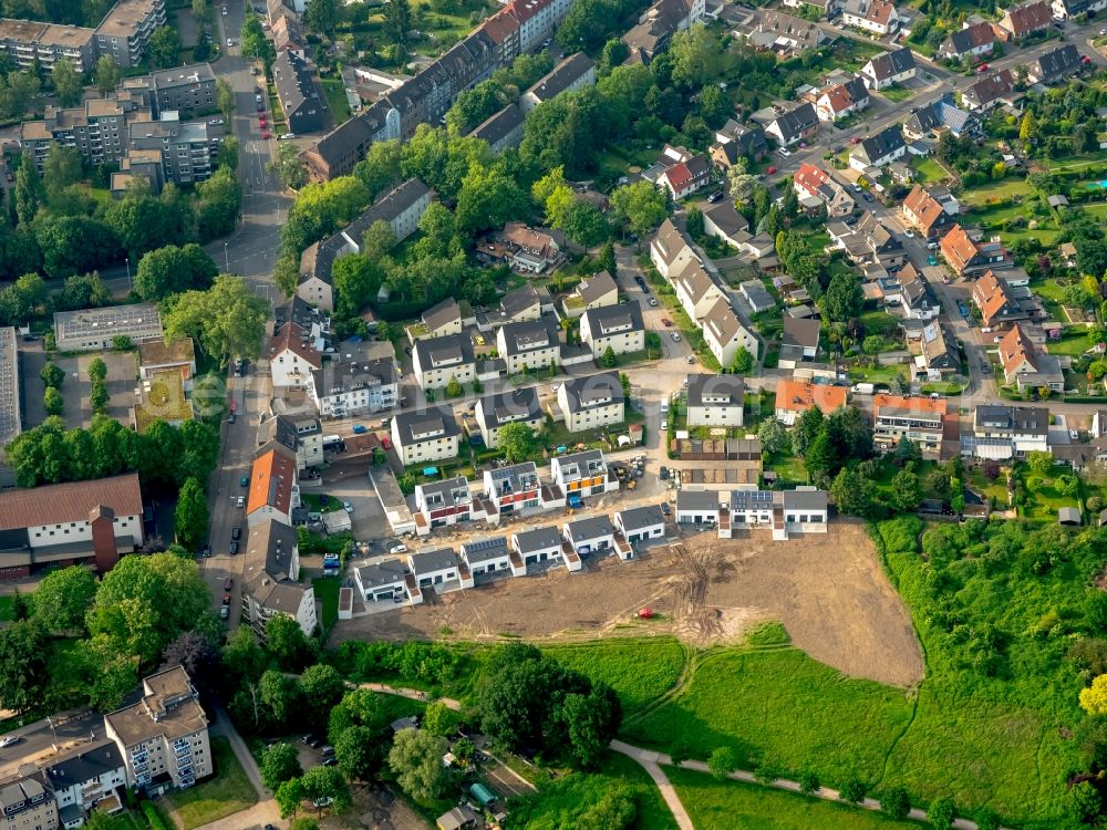 Gelsenkirchen from the bird's eye view: Residential a single-family multi-family settlement on Luethgenstrasse in Gelsenkirchen in the state North Rhine-Westphalia, Germany