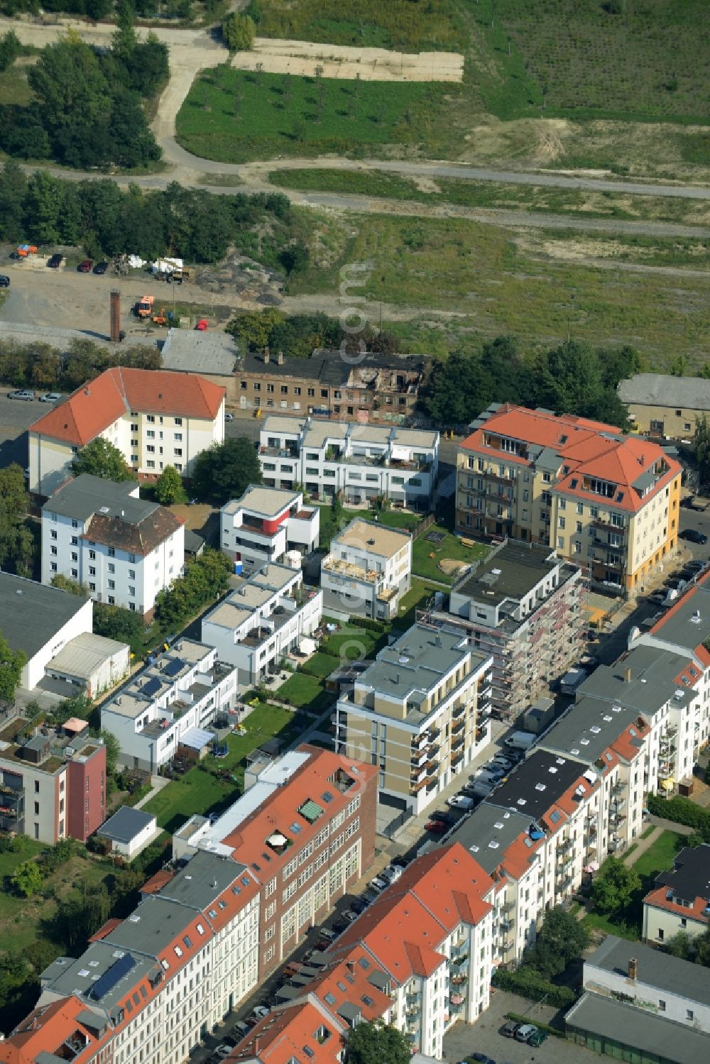 Leipzig from above - Single-family and semi-detached residential area of houses in Leipzig in the state of Saxony. The settlement is located in a block of buildings on Arndtstrasse and consists of houses and gardens