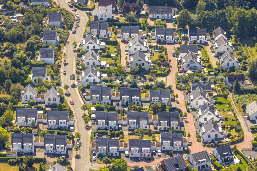 Hattingen from above - Single-family residential area of settlement on Baaker Berg in the district Baak in Hattingen in the state North Rhine-Westphalia, Germany