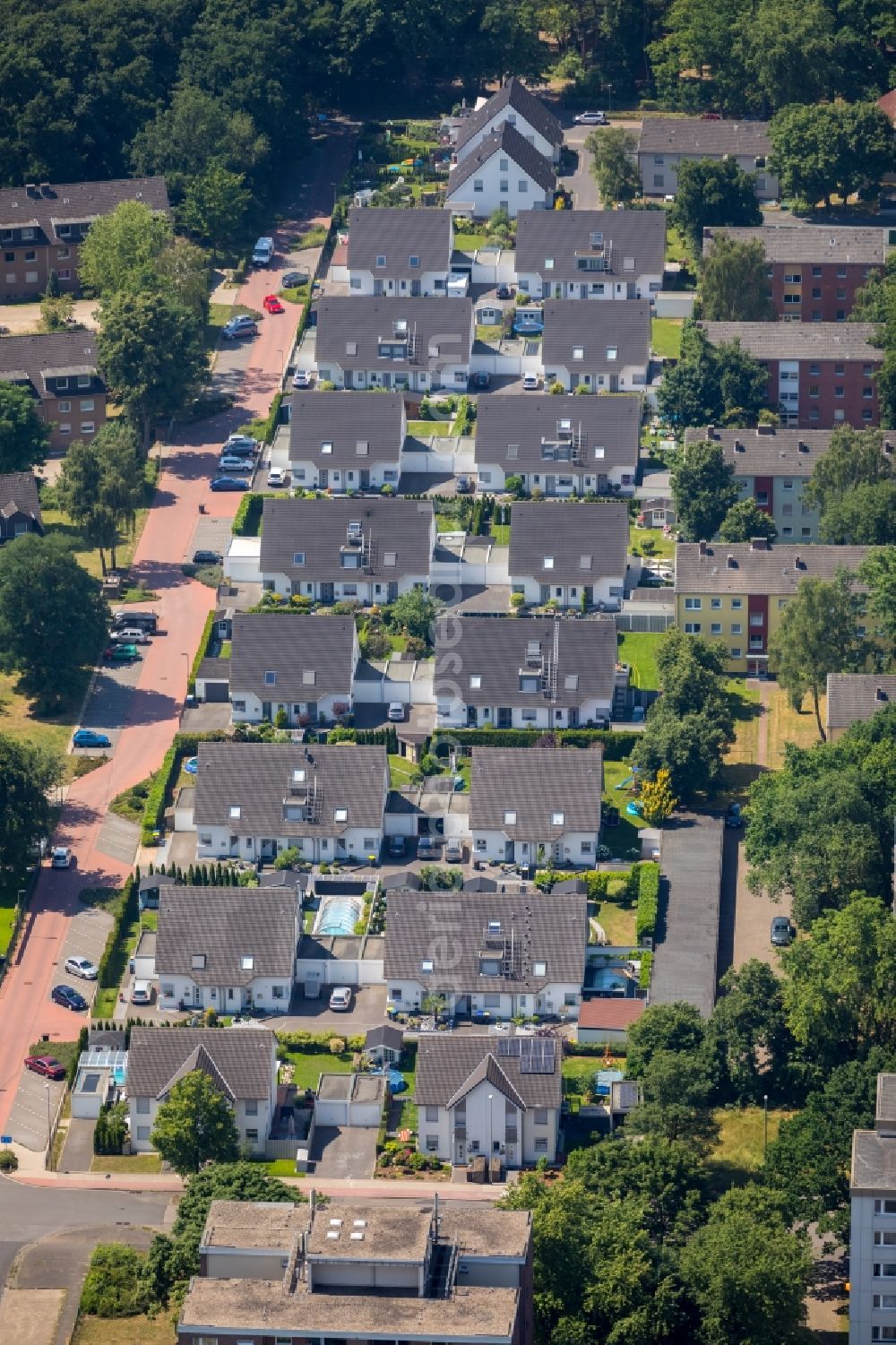 Voerde (Niederrhein) from the bird's eye view: Single-family residential area of settlement on Barbarastrasse in Voerde (Niederrhein) in the state North Rhine-Westphalia, Germany