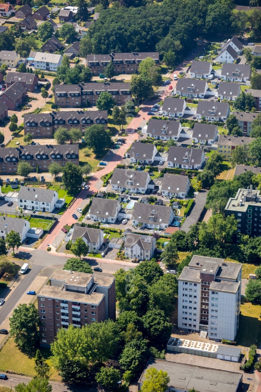 Aerial image Voerde (Niederrhein) - Single-family residential area of settlement on Barbarastrasse in Voerde (Niederrhein) in the state North Rhine-Westphalia, Germany