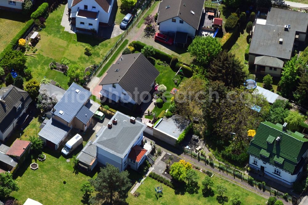 Aerial image Berlin - Single-family residential area of settlement on Bausdorfstrasse in the district Kaulsdorf in Berlin, Germany