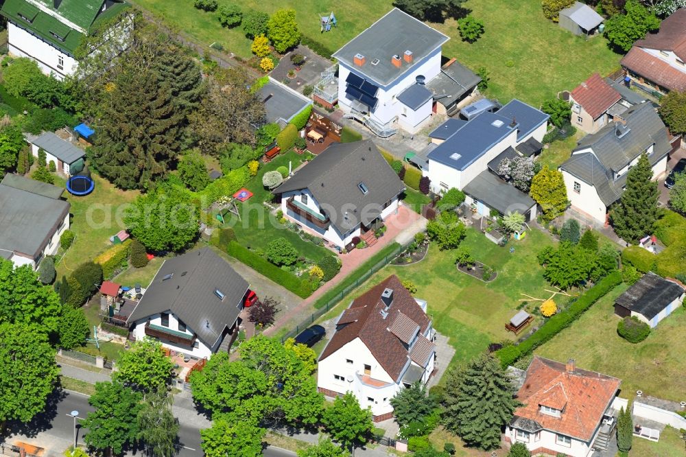 Berlin from the bird's eye view: Single-family residential area of settlement on Bausdorfstrasse in the district Kaulsdorf in Berlin, Germany