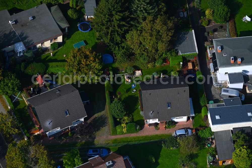 Berlin from above - Single-family residential area of settlement on Bausdorfstrasse in the district Kaulsdorf in Berlin, Germany