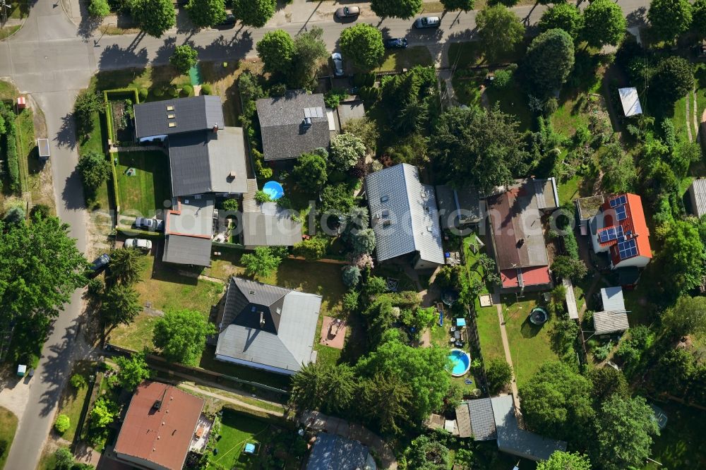 Aerial photograph Berlin - Single-family residential area of settlement Bergedorfer Strasse - Eichenstrasse in the district Kaulsdorf in Berlin, Germany