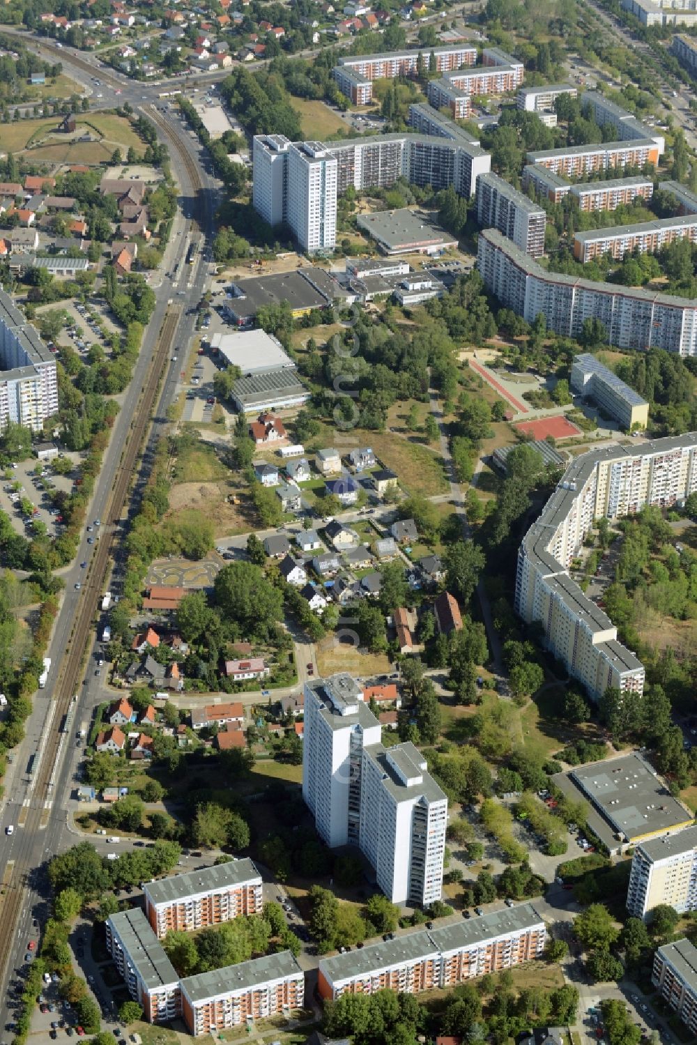 Aerial photograph Berlin - Single-family residential area of settlement between industrialized apartment blocks at the Allee der Kosmonauten in Berlin in Germany