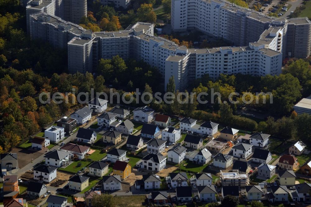 Berlin from the bird's eye view: Single-family residential area of settlement at the Rodelberg adverse of the building made with precast concrete slabs - high rise - housing estate Luebars in Berlin in Germany