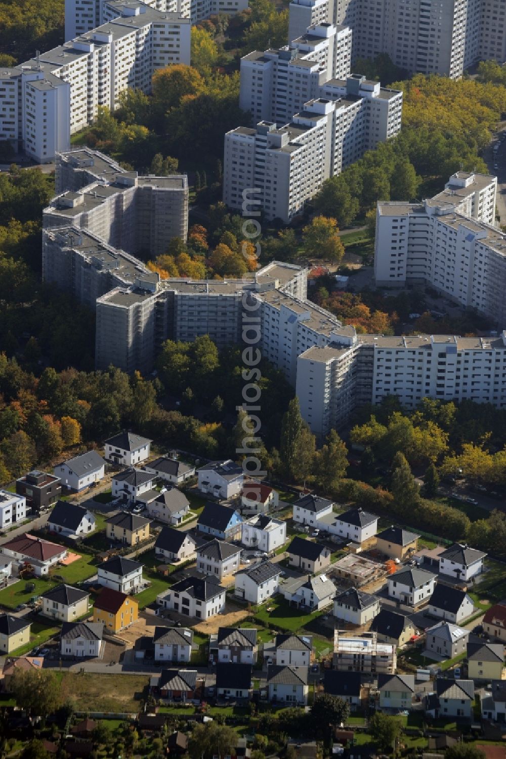 Aerial image Berlin - Single-family residential area of settlement at the Rodelberg adverse of the building made with precast concrete slabs - high rise - housing estate Luebars in Berlin in Germany